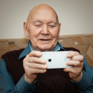 älterer Mann mit Apple Smartphone