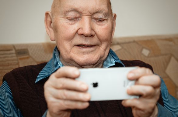 älterer Mann mit Apple Smartphone